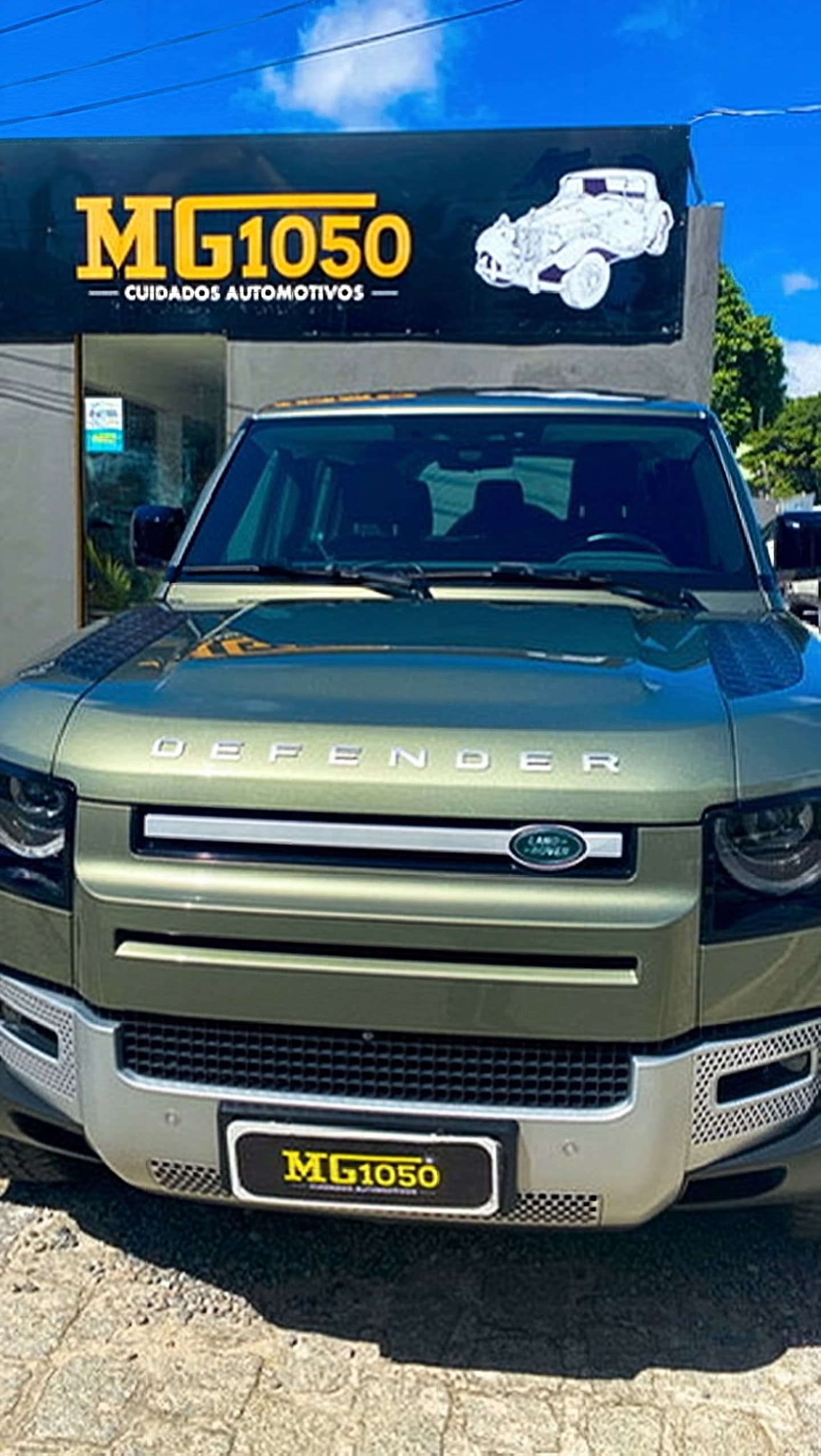 Land Rover Defender verde na MG1050